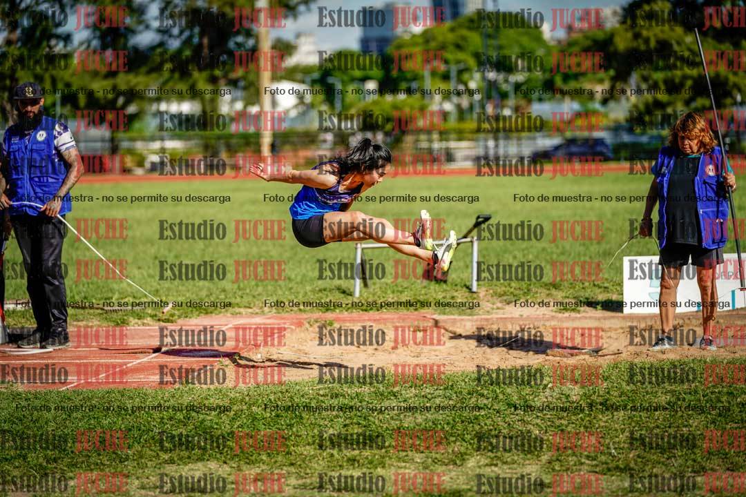 Fotos del salto en largo de mujeres