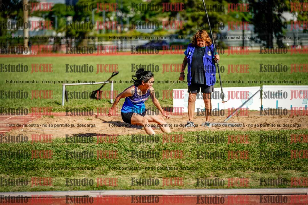 Fotos del salto en largo de mujeres