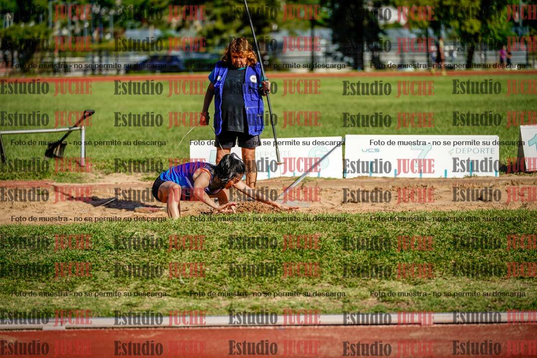 Fotos del salto en largo de mujeres