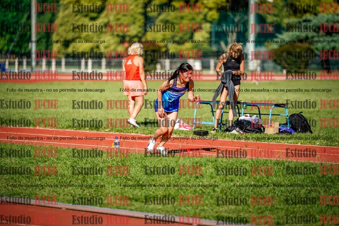 Fotos del salto en largo de mujeres