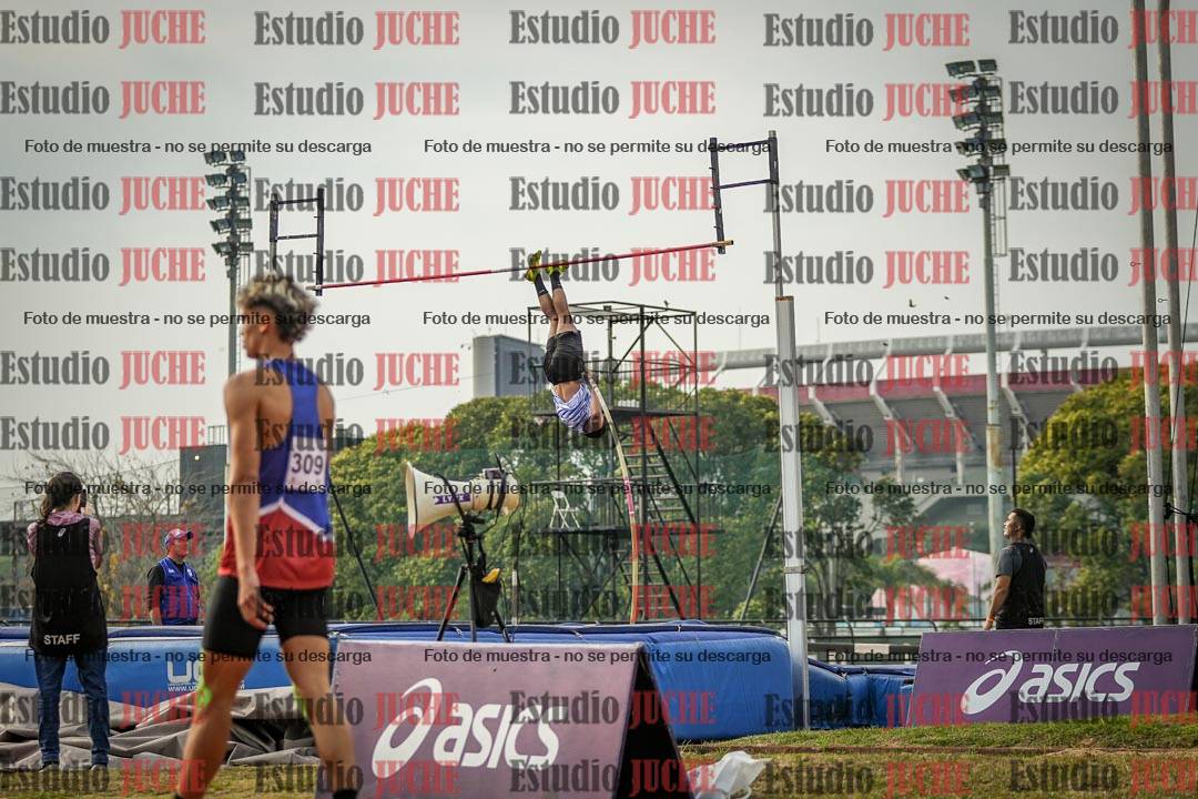 Fotos del salto con garrocha de varones