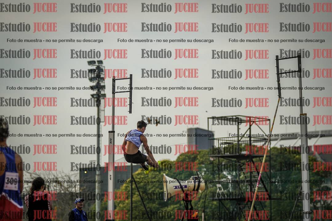 Fotos del salto con garrocha de varones