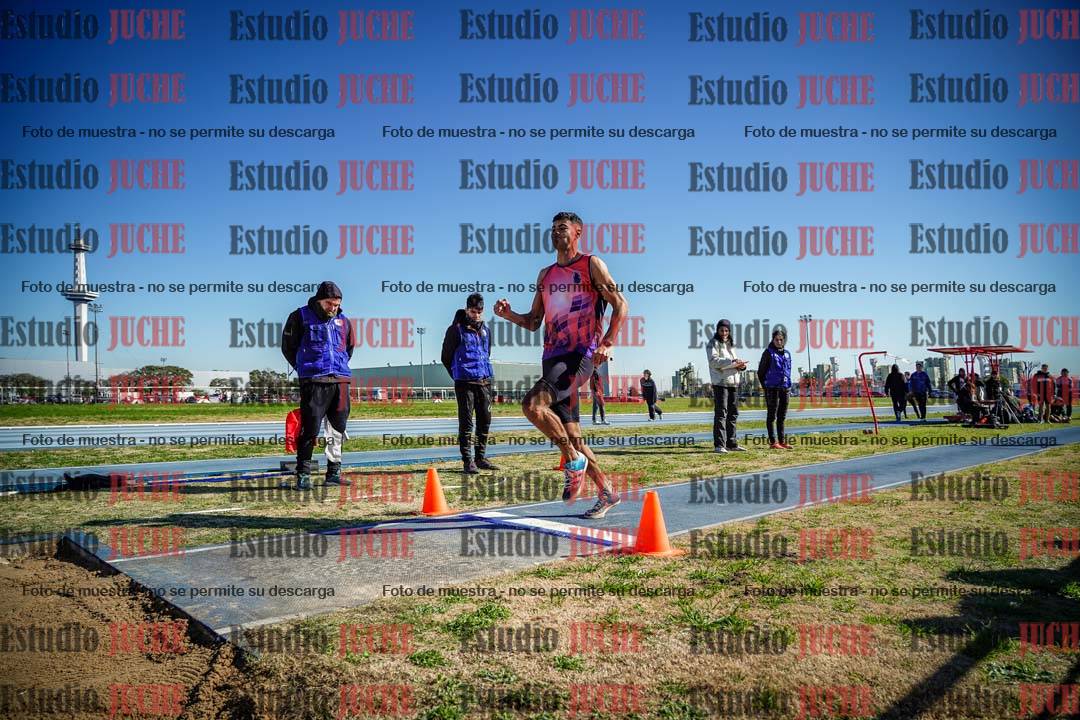 Fotos del salto en largo de varones