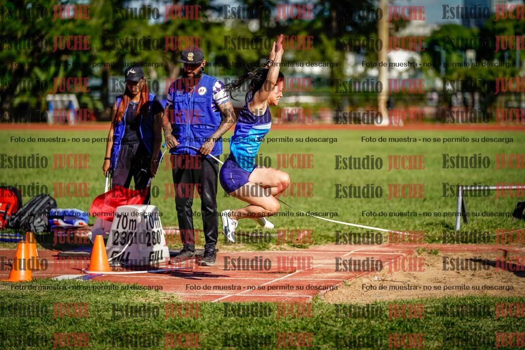 Fotos del salto en largo de mujeres