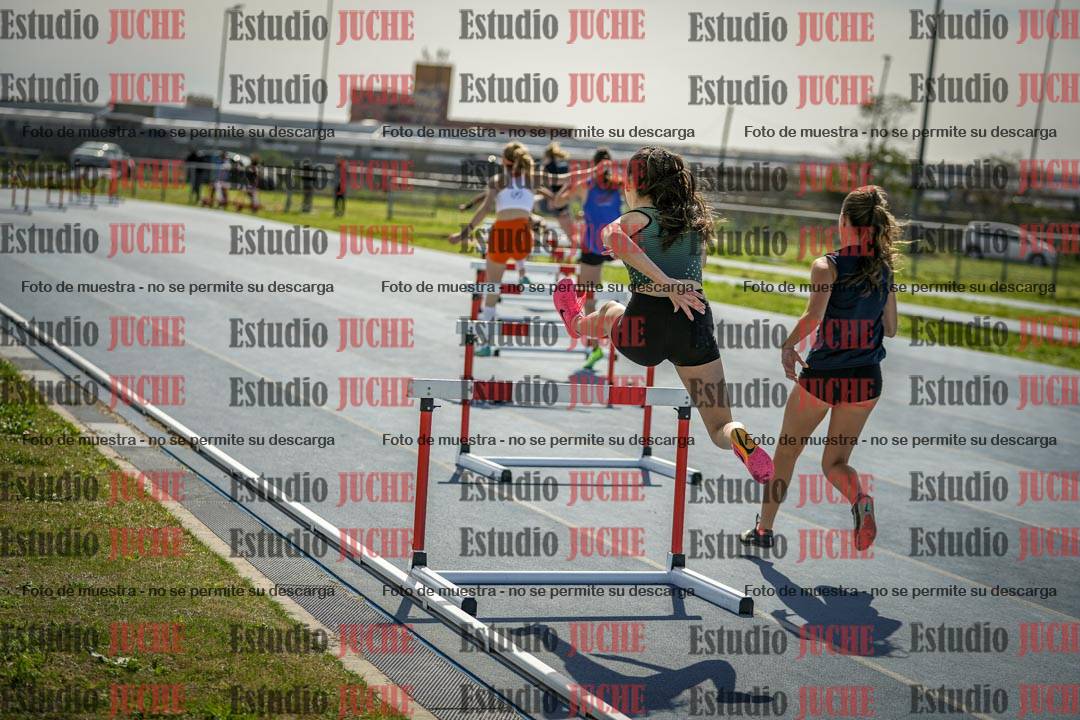 Fotos de los 295 m con vallas de mujeres - U17