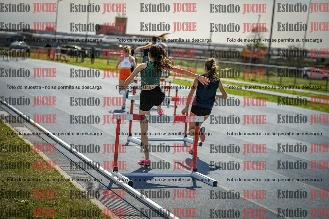 Fotos de los 295 m con vallas de mujeres - U17