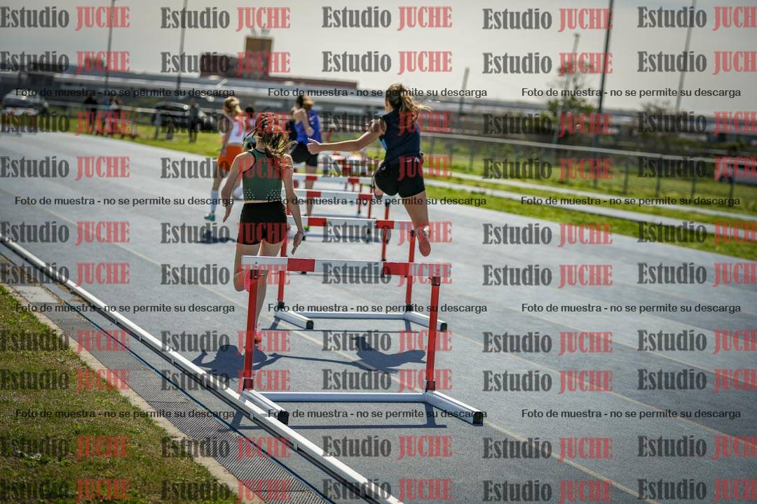 Fotos de los 295 m con vallas de mujeres - U17