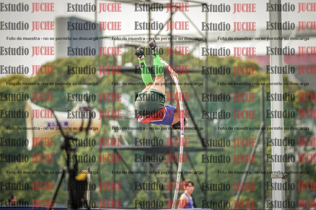 Fotos del salto con garrocha de varones