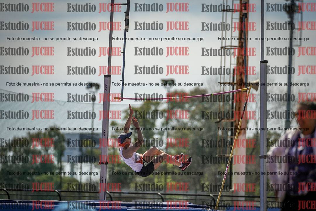 Fotos del salto con garrocha de mujeres y varones