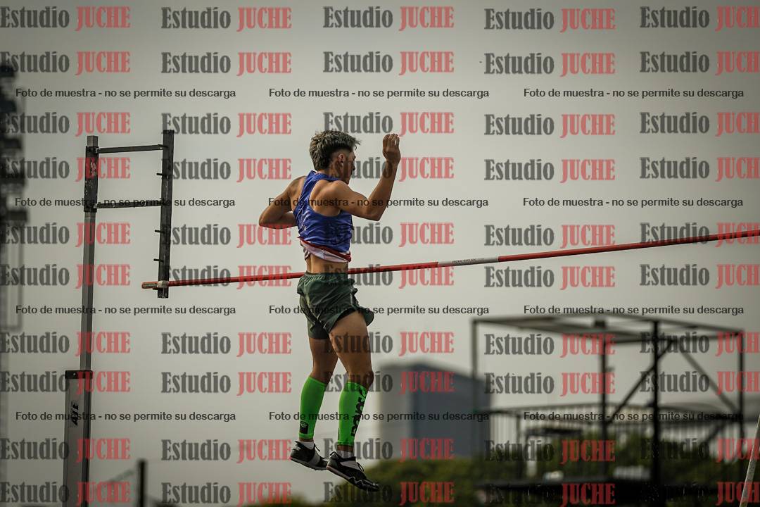 Fotos del salto con garrocha de varones