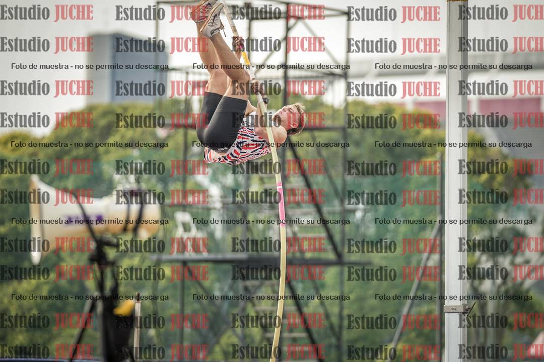 Fotos del salto con garrocha de varones