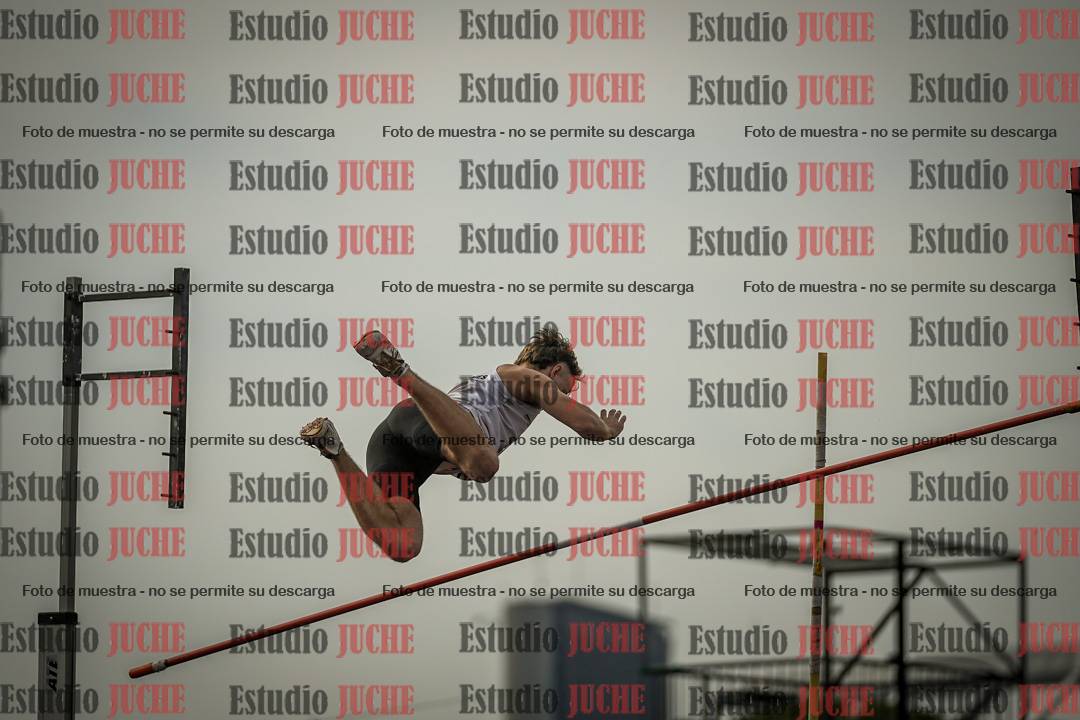 Fotos del salto con garrocha de varones