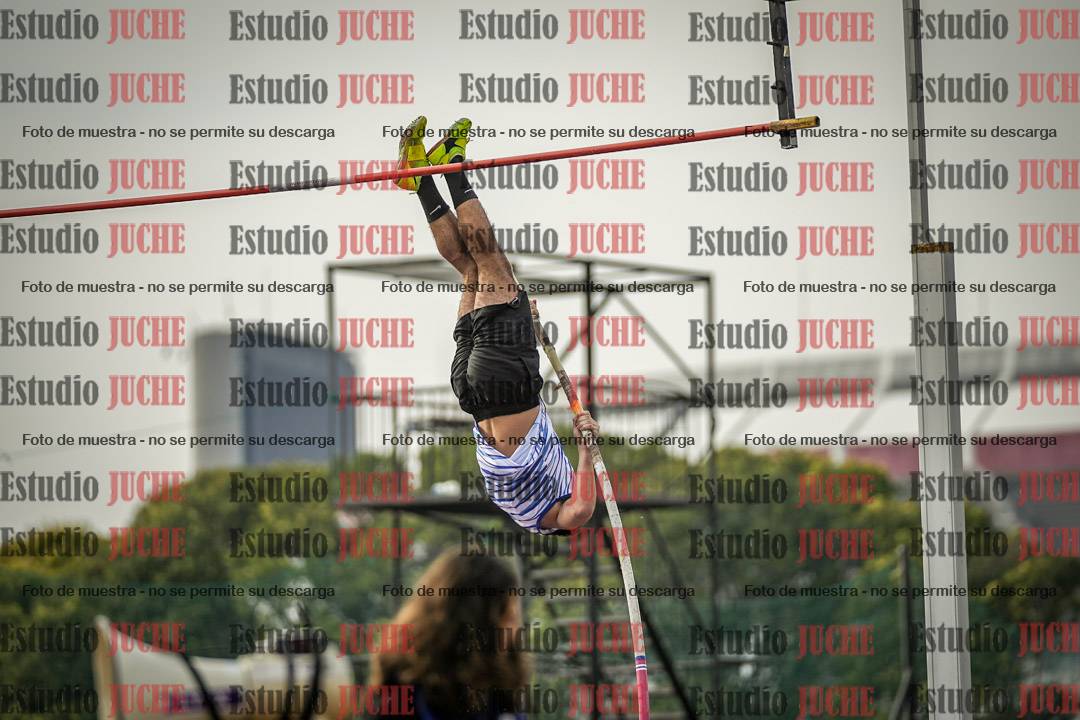 Fotos del salto con garrocha de varones