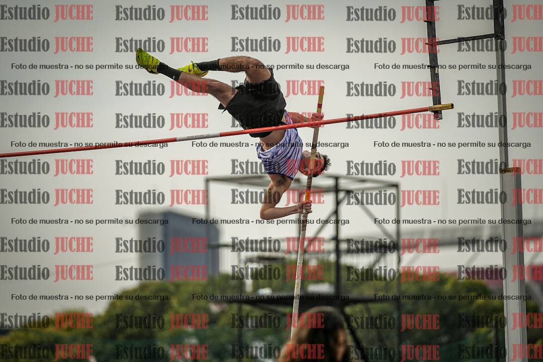 Fotos del salto con garrocha de varones