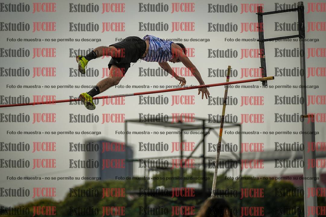 Fotos del salto con garrocha de varones