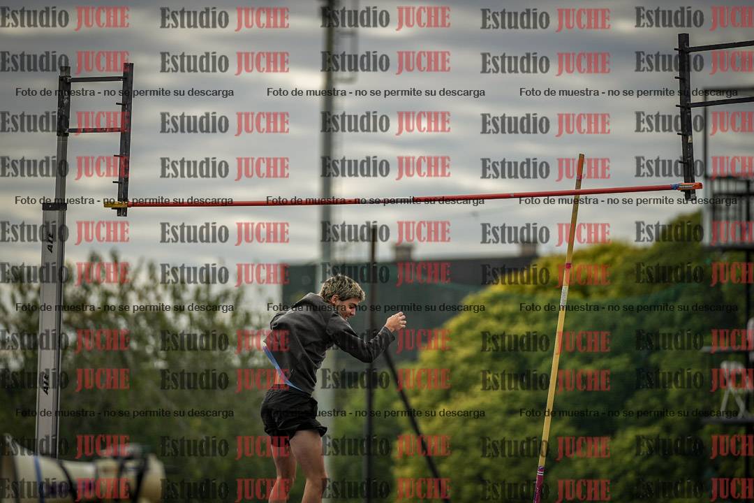 Fotos del salto con garrocha de mujeres y varones
