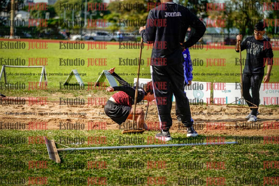 Fotos del salto en largo de varones