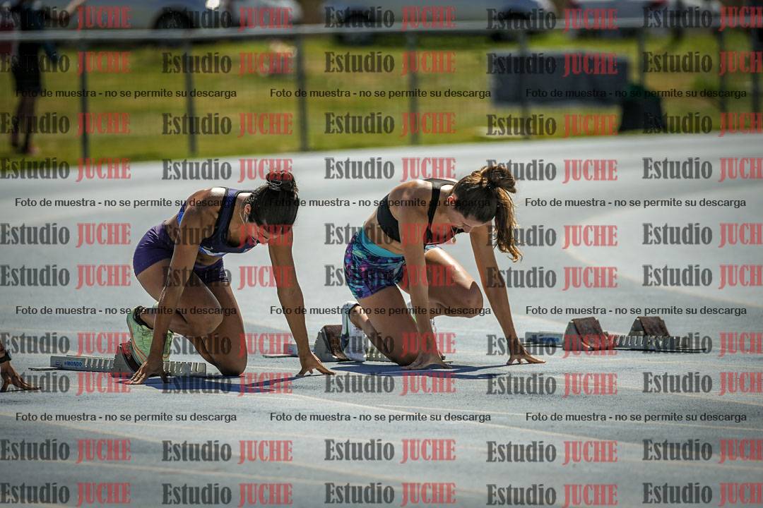 Fotos de los 100 m con vallas de mujeres - serie 1