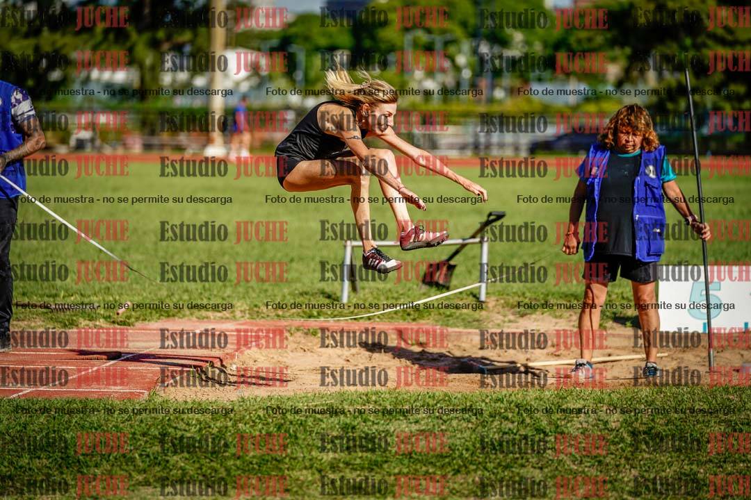 Fotos del salto en largo de mujeres