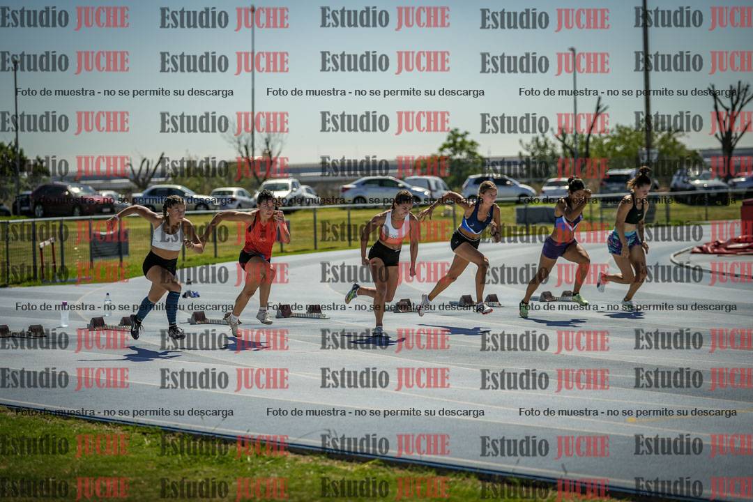 Fotos de los 100 m con vallas de mujeres - serie 1