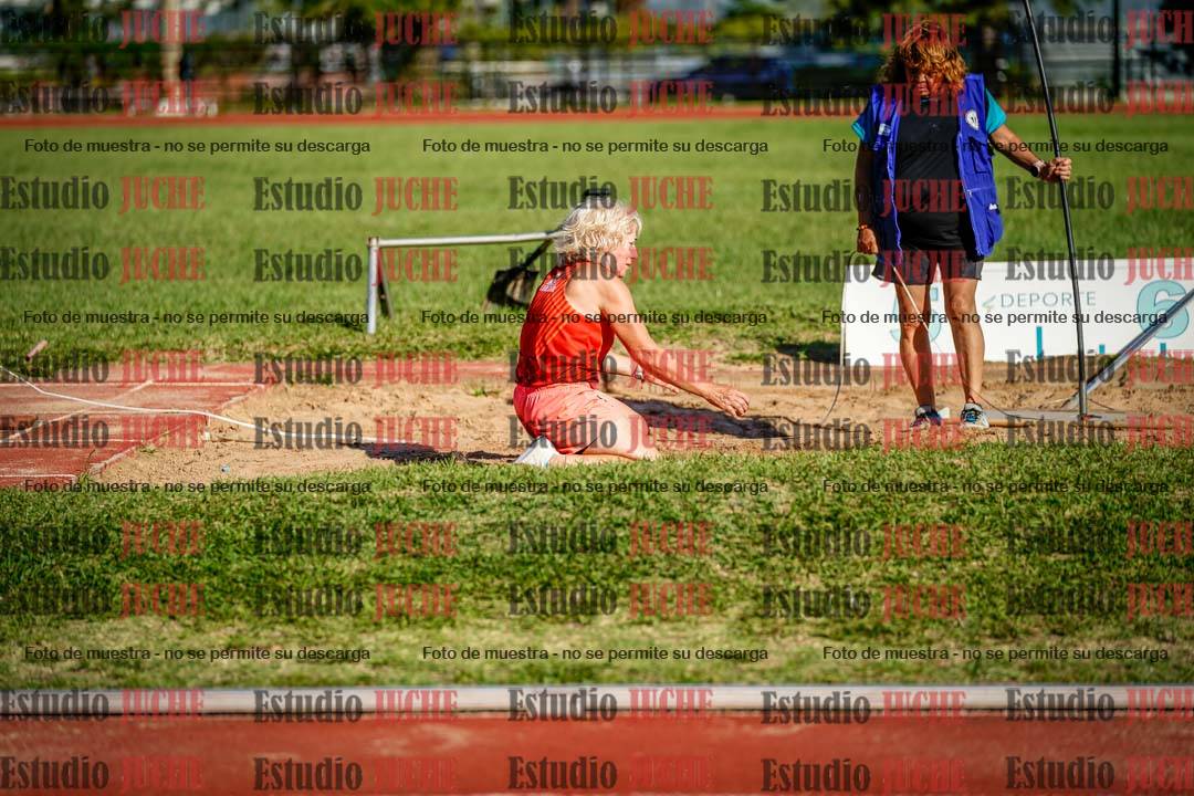 Fotos del salto en largo de mujeres