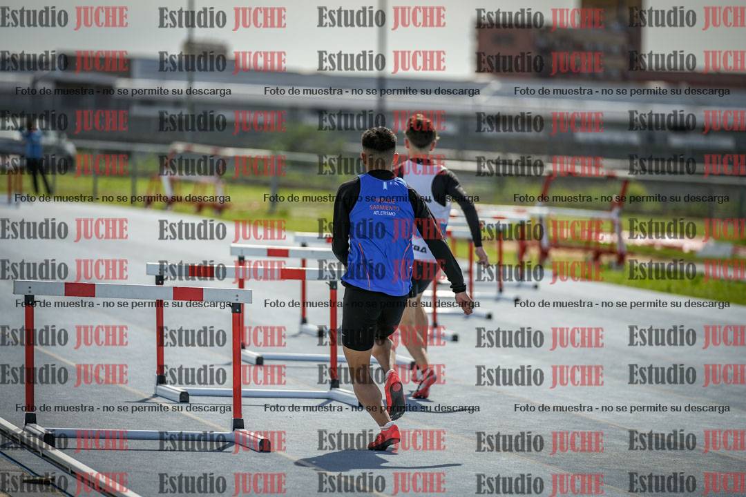 Fotos de los 295 m con vallas de varones - U17