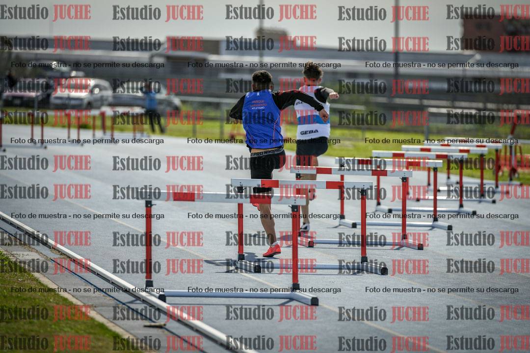 Fotos de los 295 m con vallas de varones - U17