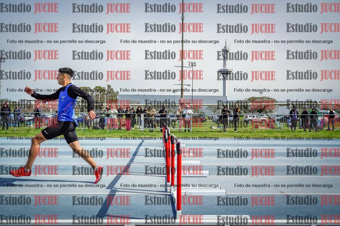 Fotos de los 295 m con vallas de varones - U17
