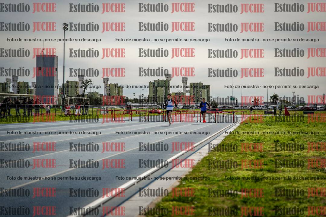 Fotos de los 295 m con vallas de varones - U17
