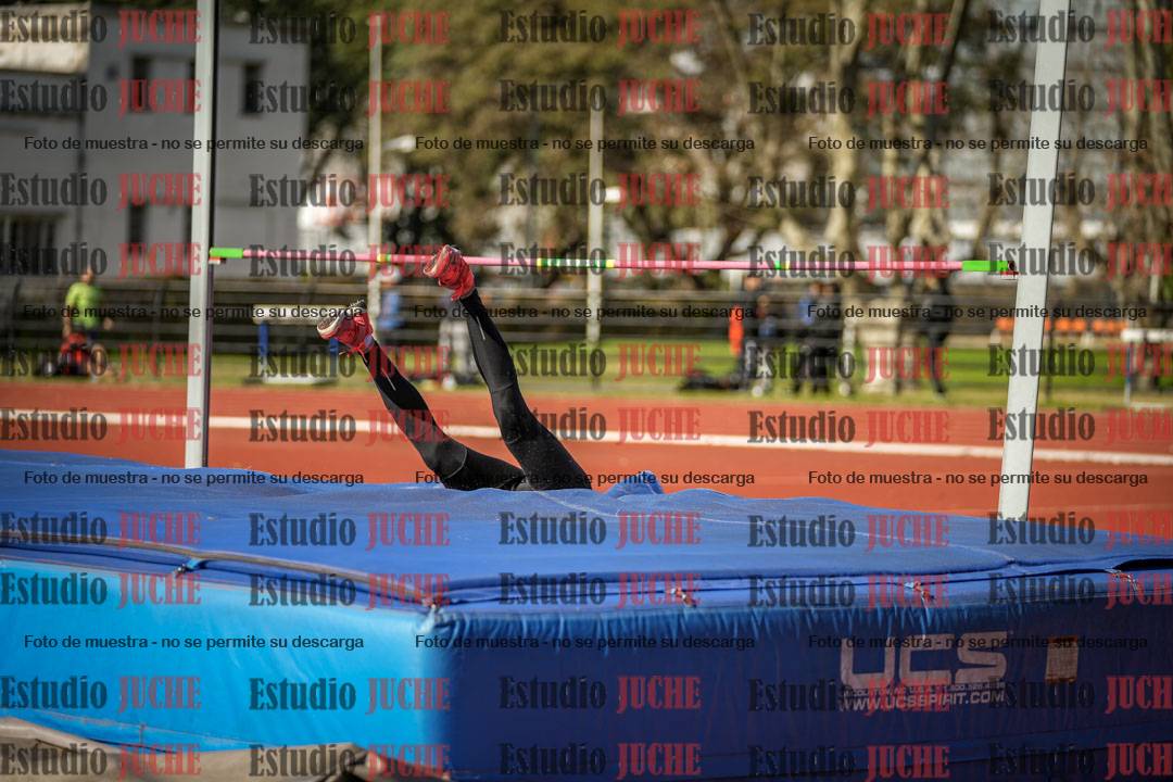 Fotos del salto en alto - todos los grupos