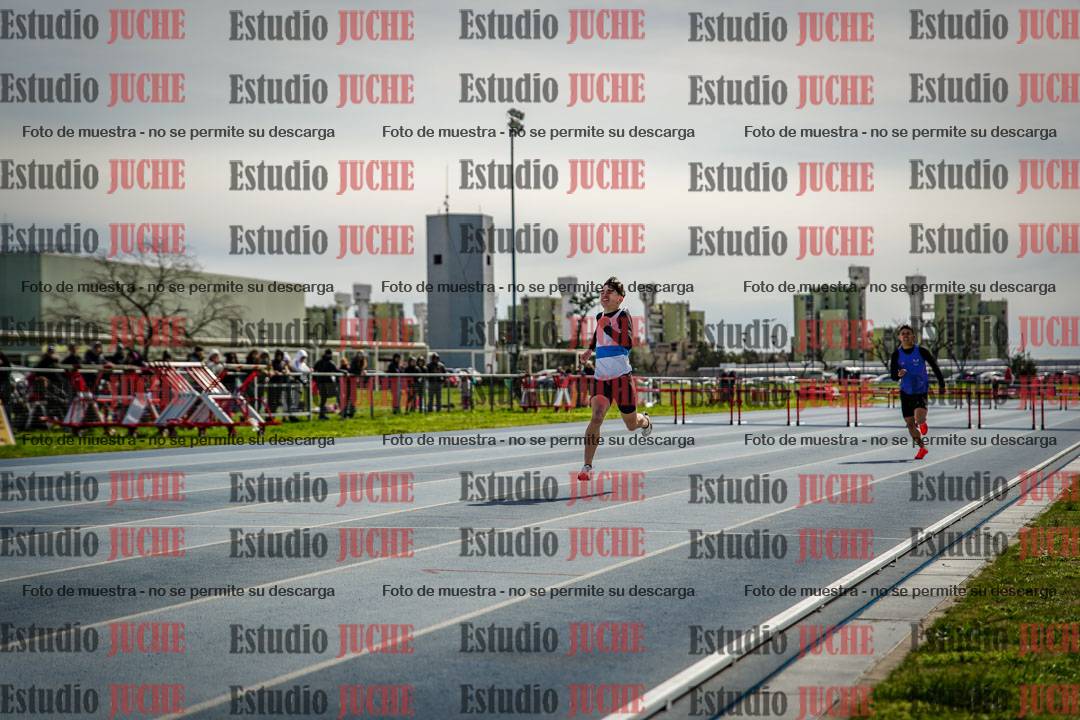 Fotos de los 295 m con vallas de varones - U17