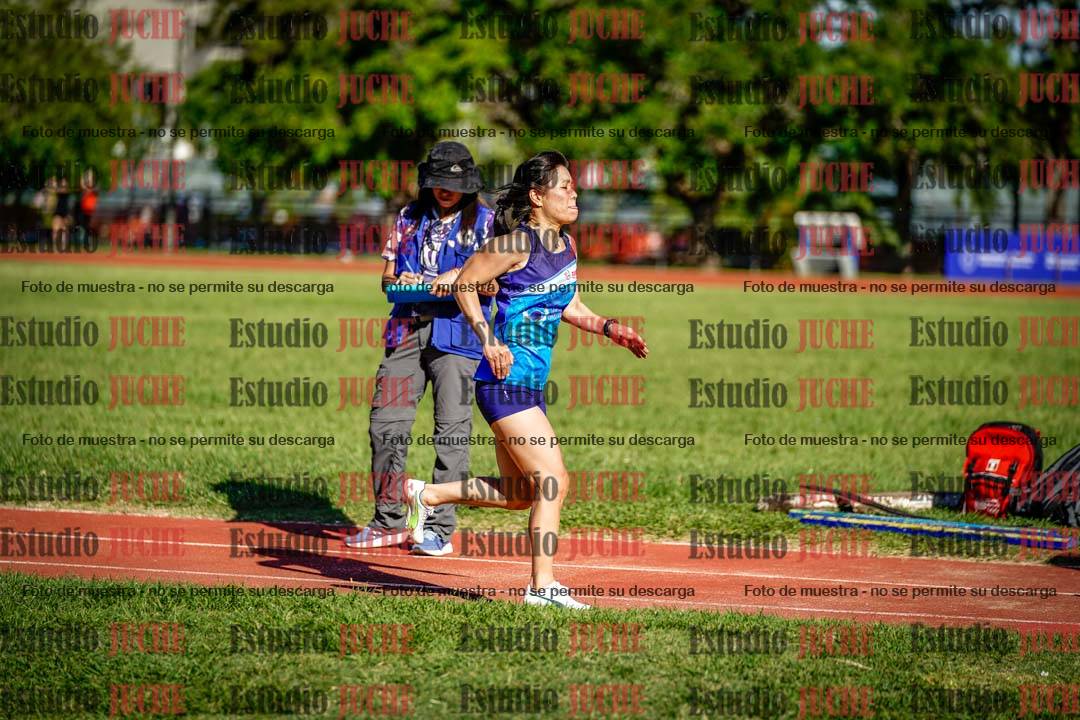 Fotos del salto en largo de mujeres