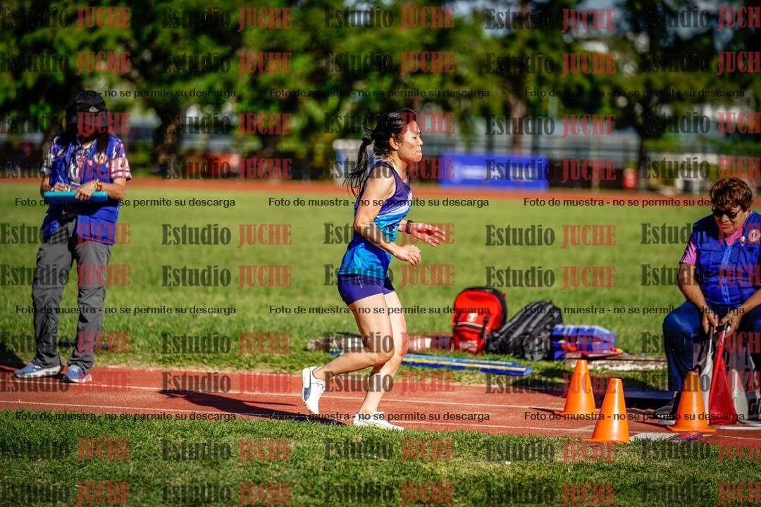 Fotos del salto en largo de mujeres