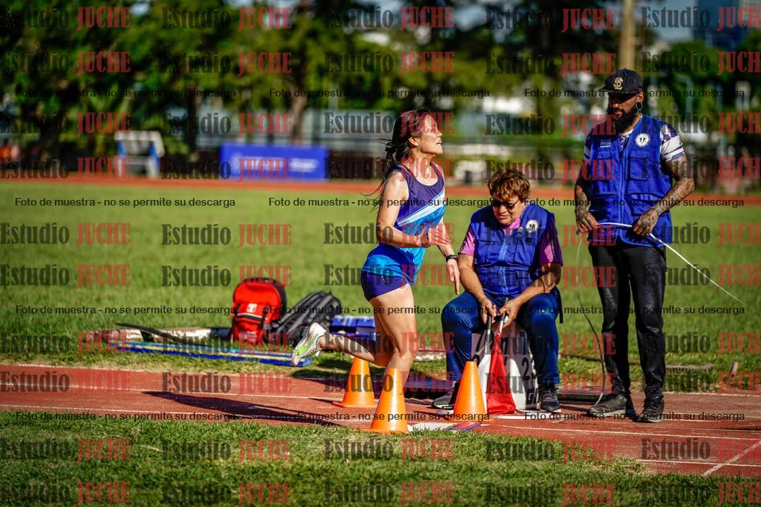 Fotos del salto en largo de mujeres