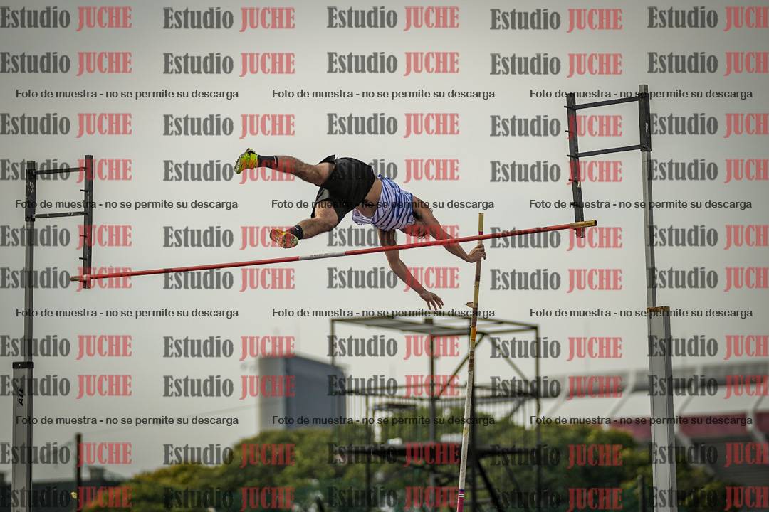 Fotos del salto con garrocha de varones