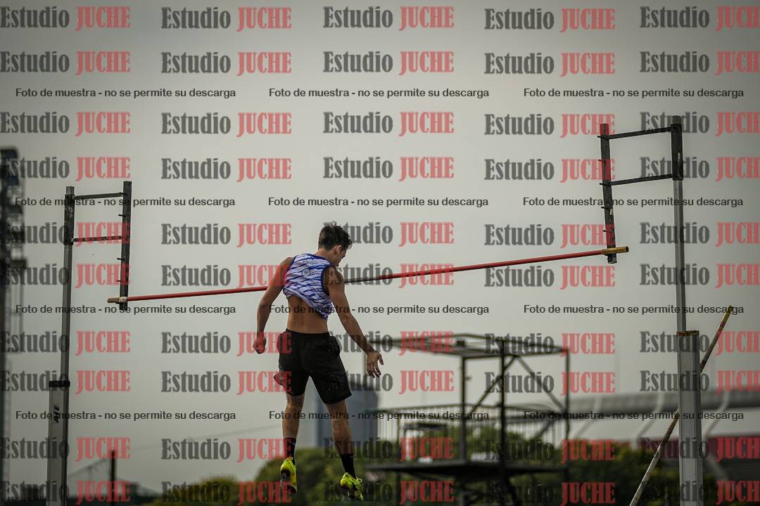 Fotos del salto con garrocha de varones