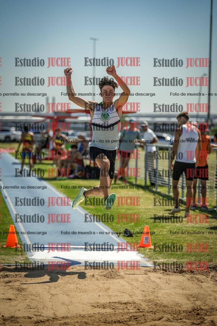 Fotos del salto en largo de varones - mayores