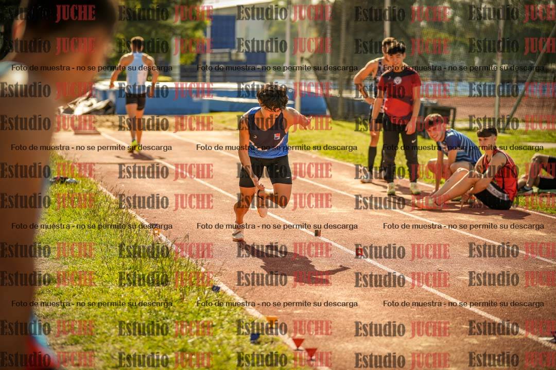 Fotos del salto en largo de varones