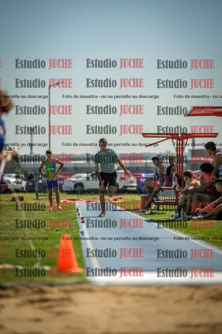 Fotos del salto en largo de varones - mayores