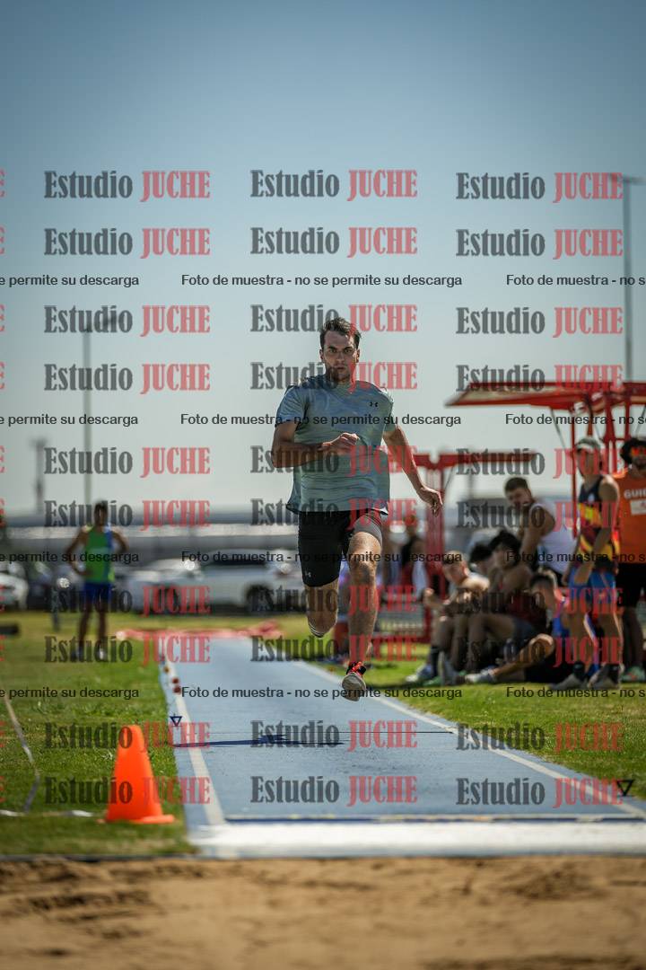 Fotos del salto en largo de varones - mayores
