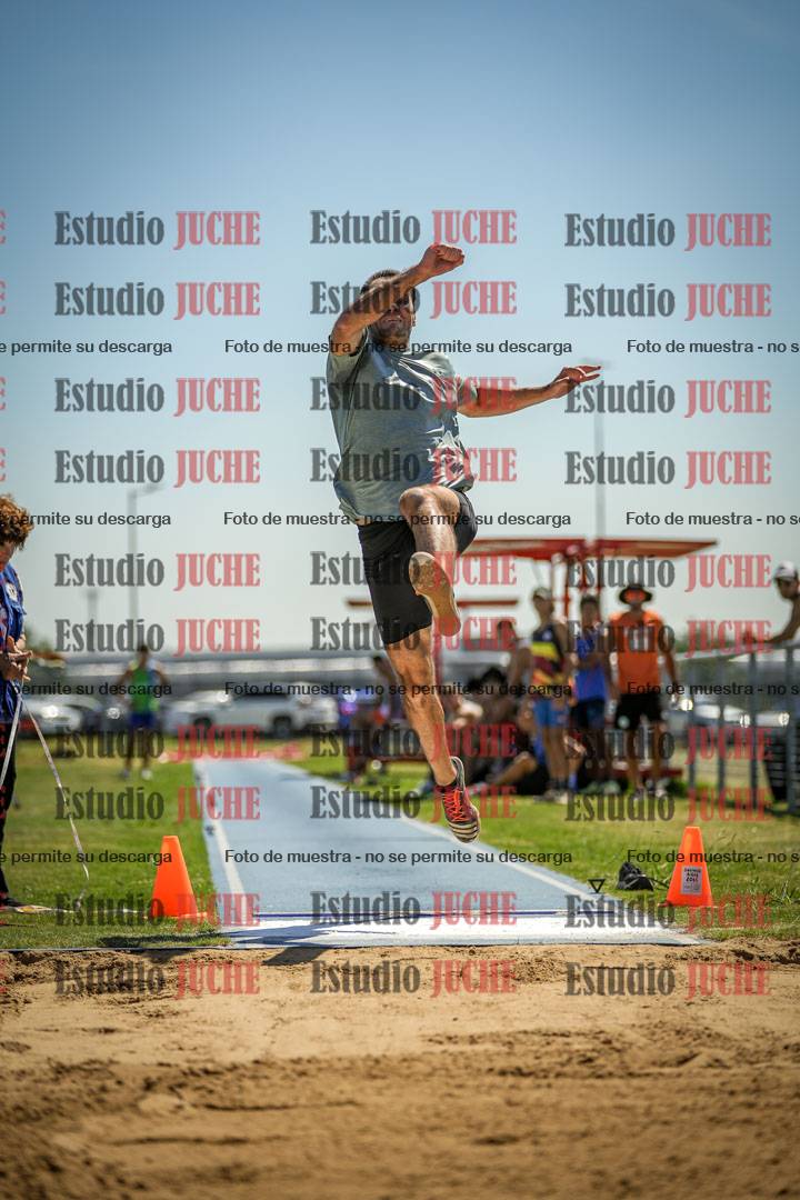 Fotos del salto en largo de varones - mayores