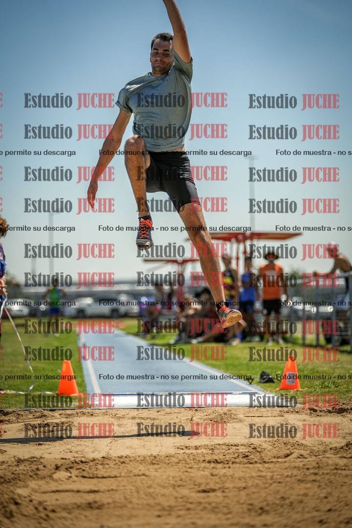 Fotos del salto en largo de varones - mayores