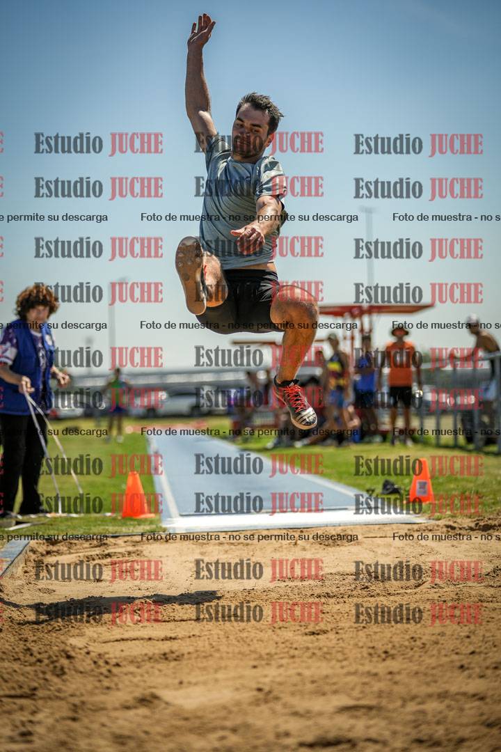 Fotos del salto en largo de varones - mayores