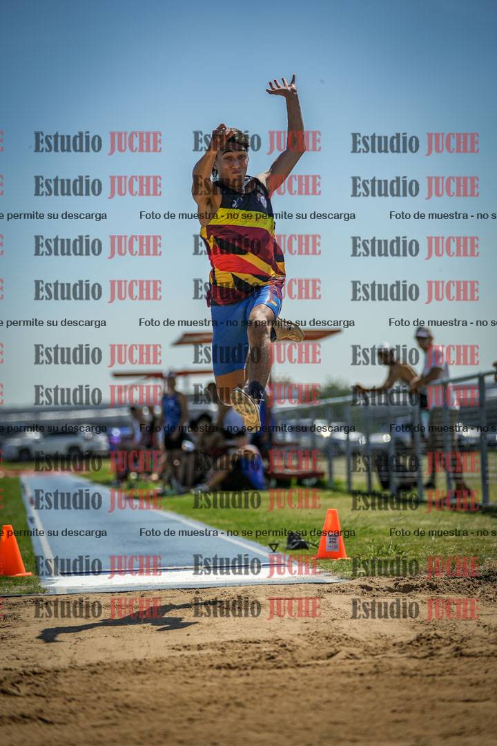 Fotos del salto en largo de varones - mayores