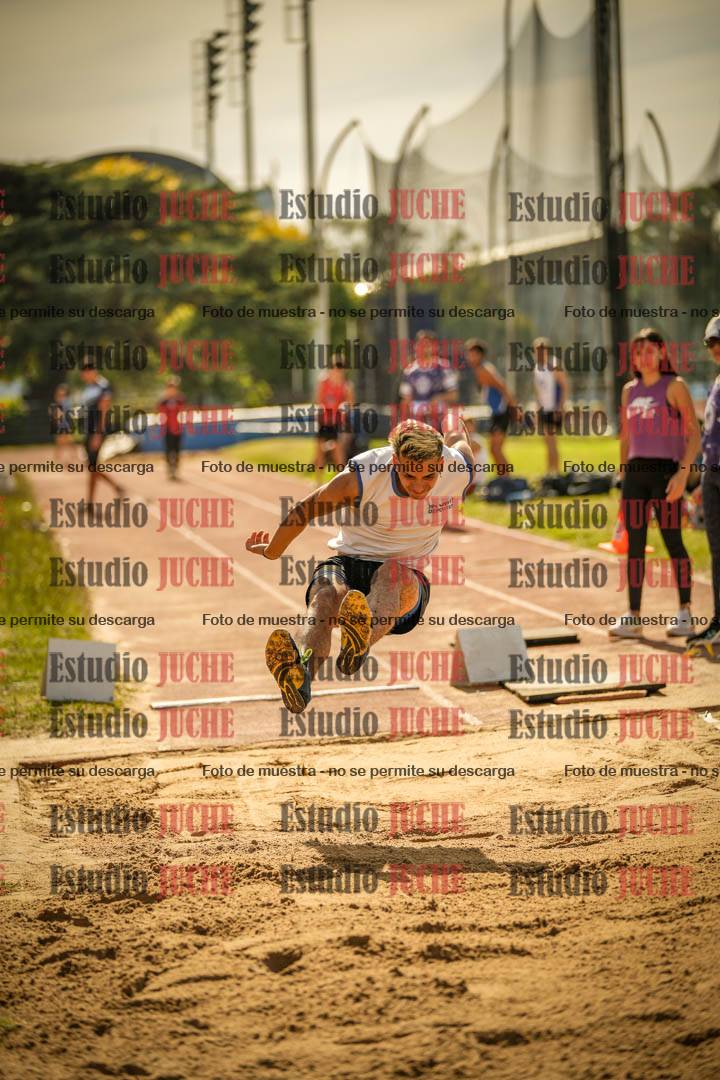 Fotos del salto en largo de varones