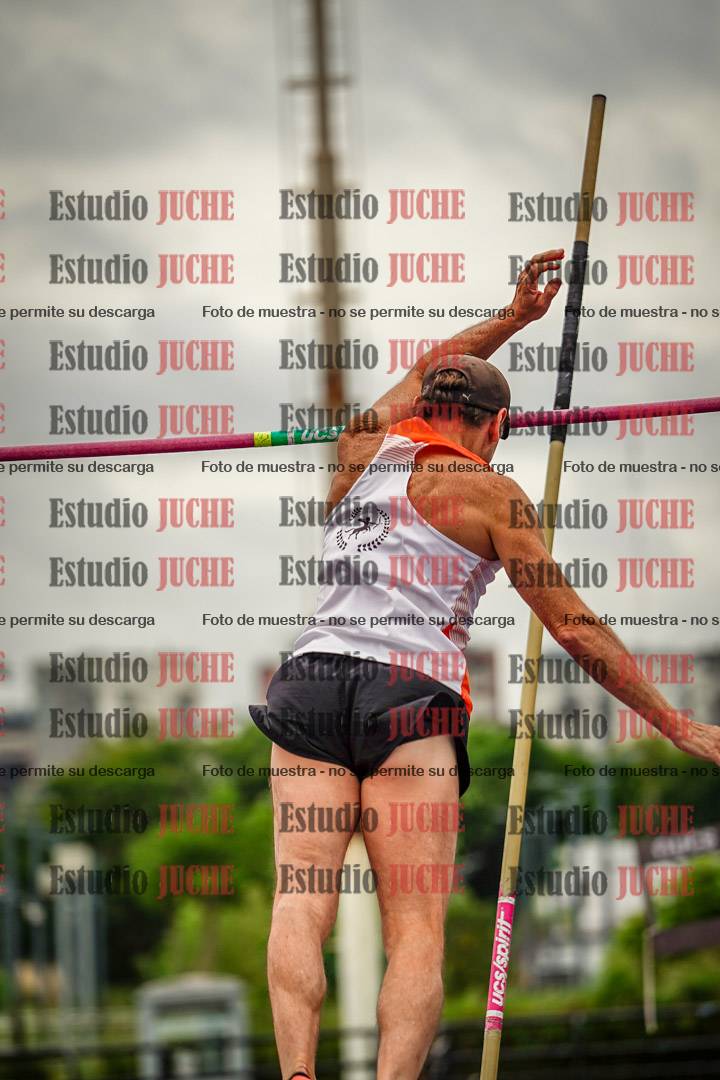 Fotos del salto con garrocha de mujeres y varones