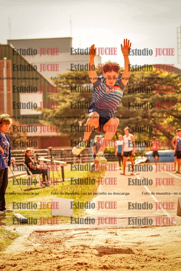 Fotos del salto en largo de varones