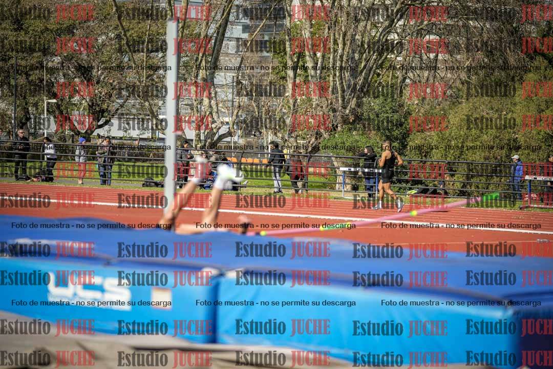 Fotos del salto en alto - todos los grupos