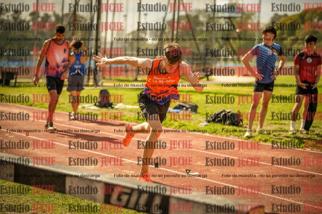 Fotos del salto en largo de varones