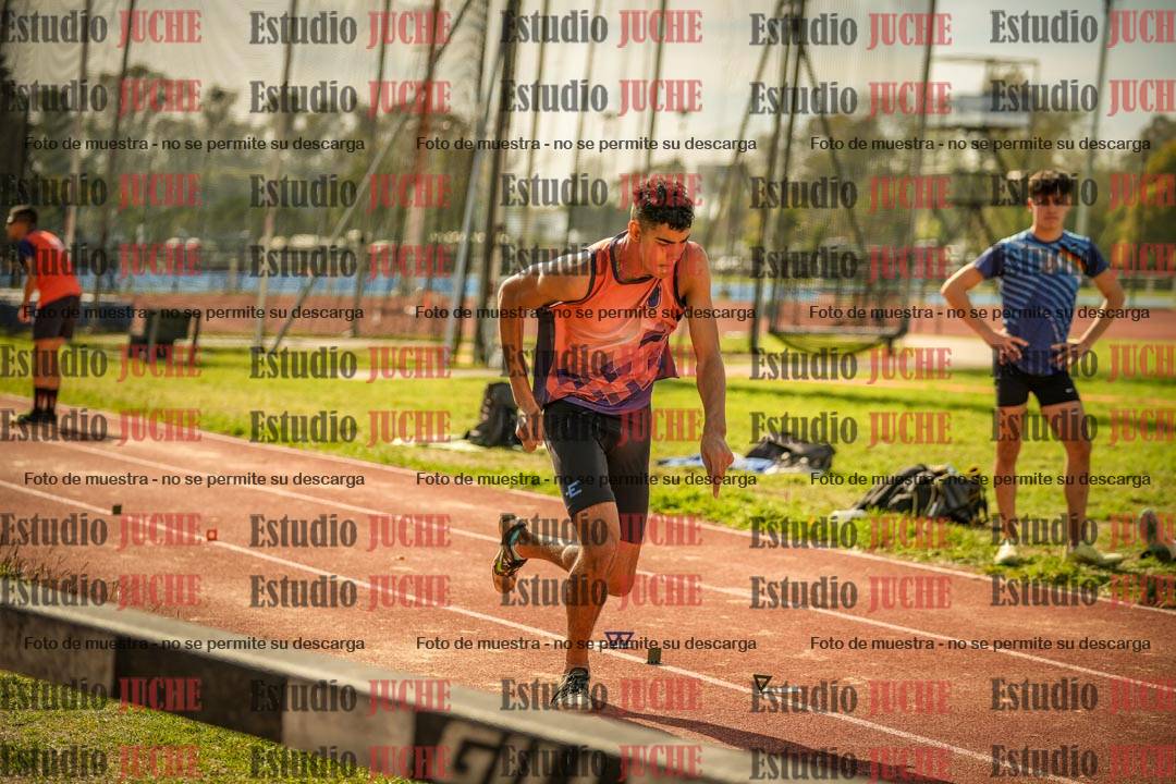 Fotos del salto en largo de varones